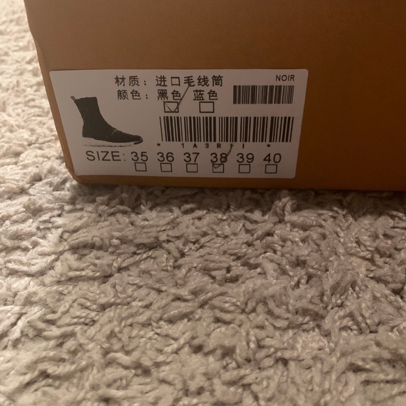 Louis Vuitton Black and White Sneakers Sleek Design - Picture 2 of 7